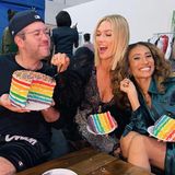 Topmodel Karlie Kloss gönnt sich zur Feier des Tages zusammen mit Brandon Maxwell und Elaine Welteroth ein Stück Pride-Torte.