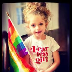 "Charmed"-Star Alyssa Milano feiert den Pride Month mit ihrer furchtlosen Tochter Elizabella.