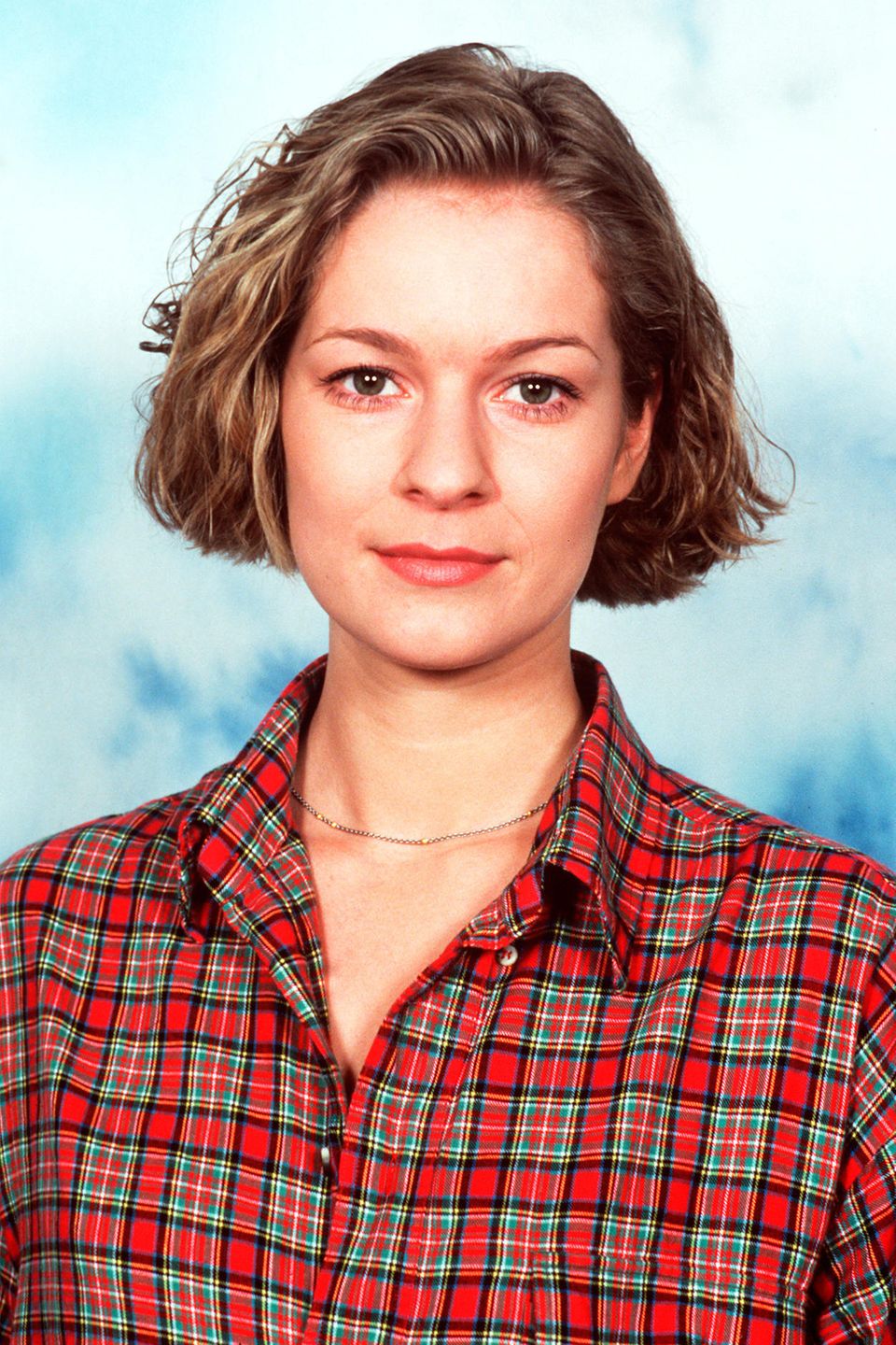 Lisa Wittich wird am 11. Februar 1972 als Tochter eines Architekten in Stuttgart geboren. Schon früh entdeckt sie ihre Leidenschaft für die Schauspielerei. Von 1993-1997 absolviert sie eine Schauspielausbildung Hochschule für Musik und Theater in Hamburg. Am Thalia Theater kann sie erste Bühnenluft schnuppern. 