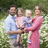 1. Juli 2019  Mit diesem tollen Familienfoto wünschen Prinz Carl Philip und Prinzessin Sofia mit ihren Prinzen Alexander und Gabriel allen ihren Instagram-Fans einen "richtig feinen Sommer".