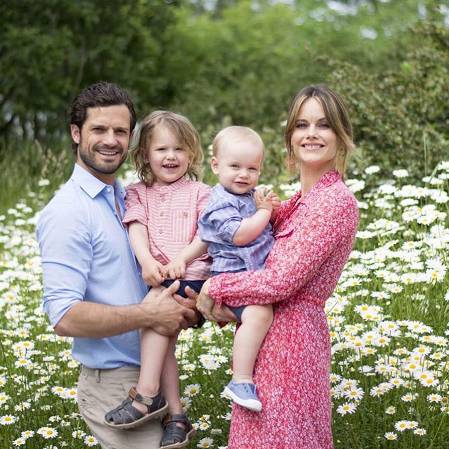 1. Juli 2019  Mit diesem tollen Familienfoto wünschen Prinz Carl Philip und Prinzessin Sofia mit ihren Prinzen Alexander und Gabriel allen ihren Instagram-Fans einen "richtig feinen Sommer".