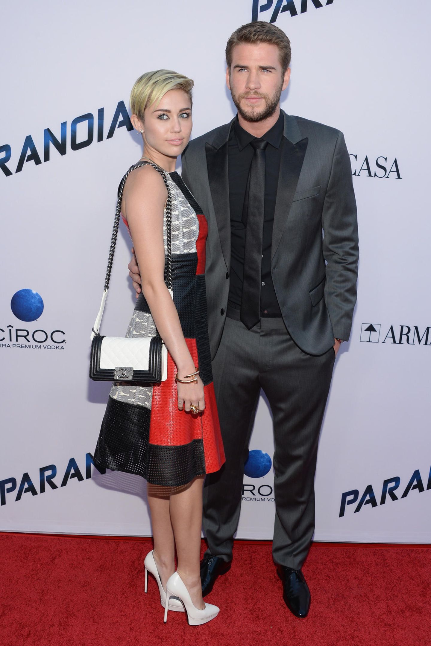 Vier Jahre vorher - im August 2013 - stehen Miley Cyrus und Liam Hemsworth zunächst für ein letztes Mal gemeinsam auf dem roten Teppich. Ihre Outfits geben dabei ein perfektes Match ab. Sonst scheint die Harmonie zwischen den beiden aber vorüber. Wenig später steht die Trennung an.