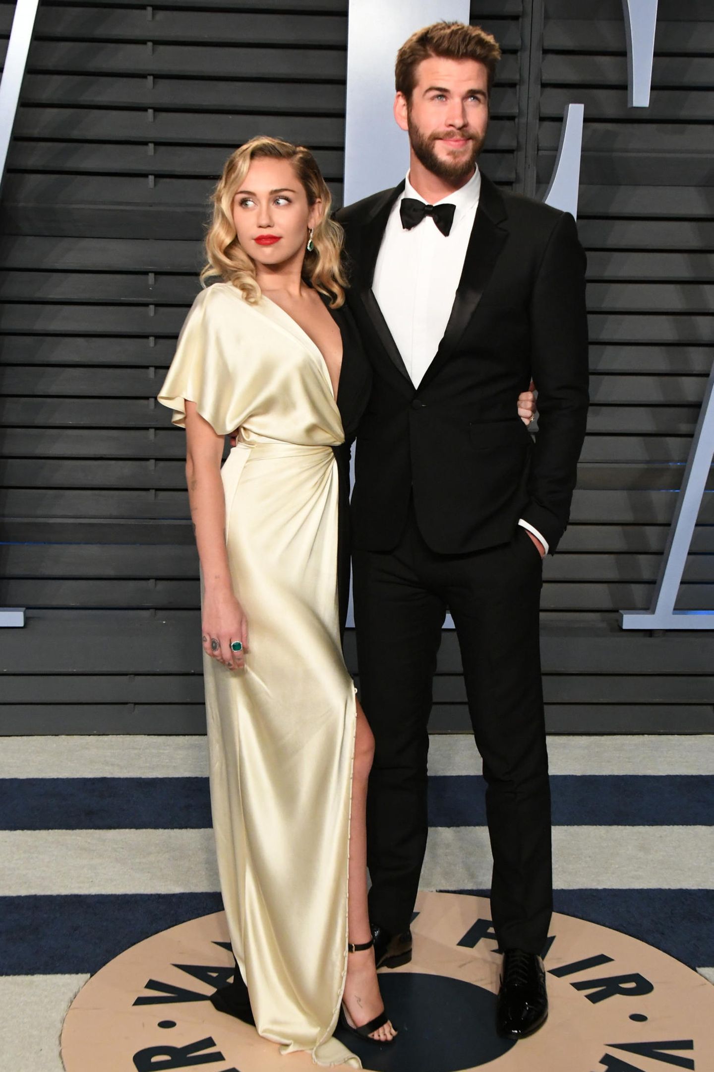 Gut ein Jahr zuvor gehören Miley Cyrus und Liam Hemsworth zu den "Best Dressed"-Pärchen auf dem roten Teppich, als sie zu der Oscarsparty der "Vanity Fair" gehen. Alle lieben Mileys Robe von Prabal Gurung.