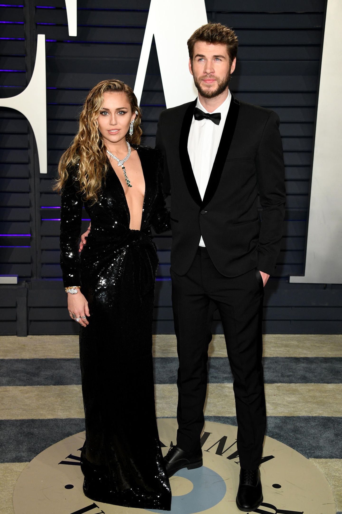 Für die Oscars-Party der "Vanity Fair" haben sich Miley Cyrus und Liam Hemsworth ganz besonders ins Zeug gelegt. Er greift zur Fliege, sie zum Pailletten-Kleid mit tiefem Ausschnitt.