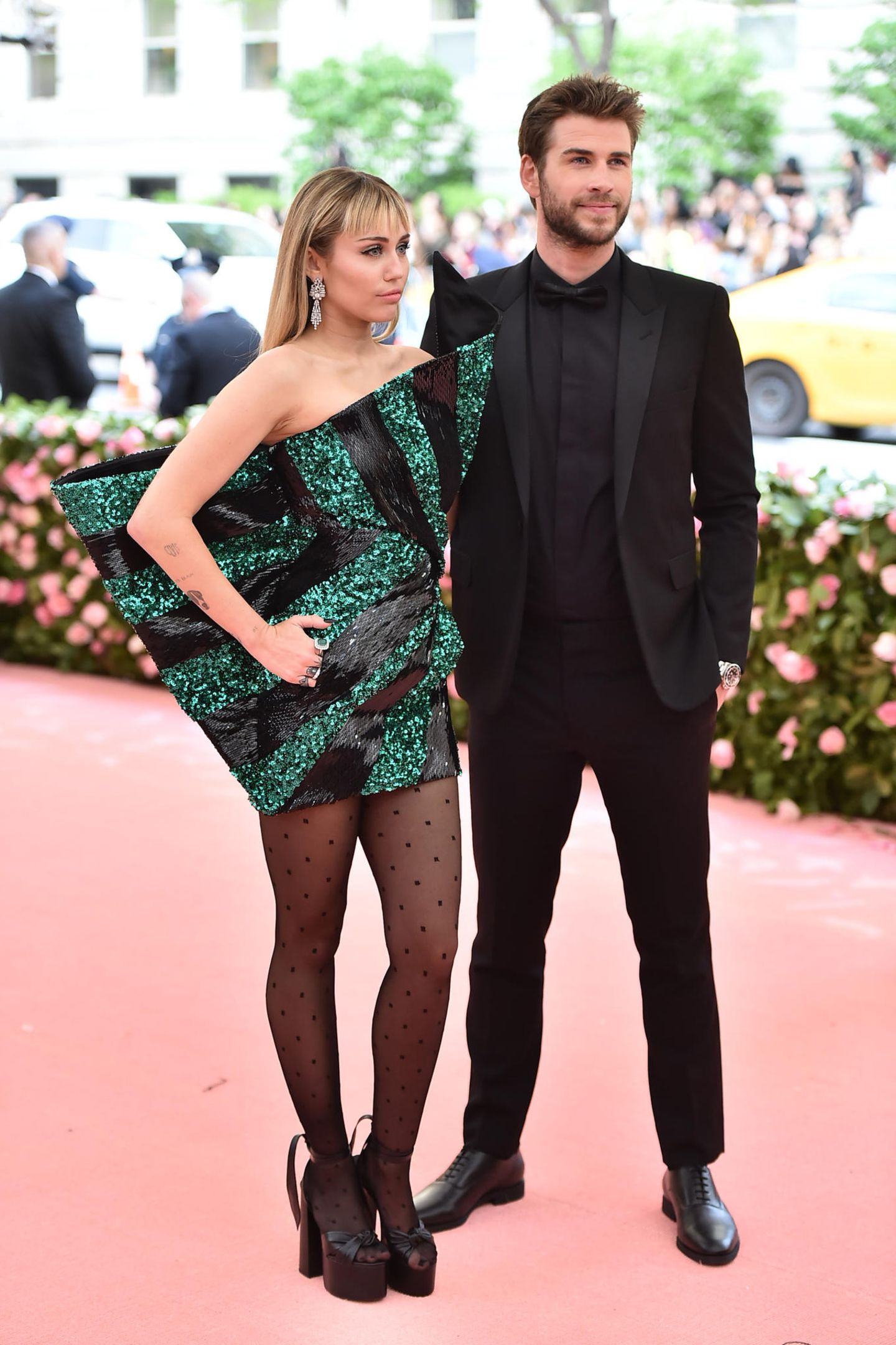 Bei der Met Gala 2019 lässt Liam Hemsworth seiner Miley den (modischen) Vortritt. In einem skulpturellen Geo-Kleid von Saint Laurent mit grünem Glitzer ist sie die Augenweide schlechthin.