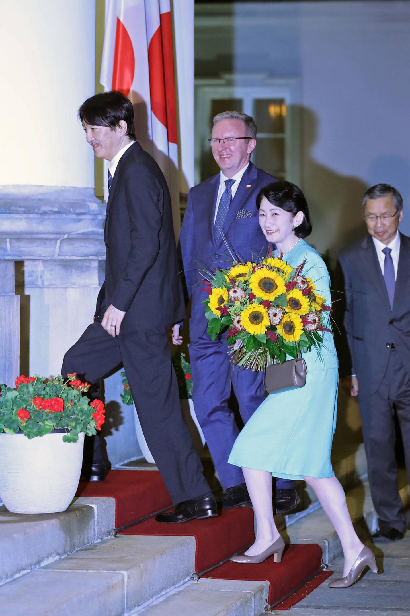 27. Juni 2019  Japans Kronprinz Fumihito kommt mit seiner Gattin Prinzessin Kiko in Warschau an. Das Paar besucht erst vier Tage Polen, bevor es weiter nach Finnland geht.