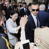 29. Juni 2019  High five! In Krakau begrüßt Prinzessin Kiko fröhlich einen Fan.