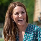 Herzogin Catherine hat gut lachen: Beim "Hampton Court Place Garden Festival" glänzt Kate nicht nur in einem zauberhaften, gemusterten Kleid, sondern auch mit hübschen Ohrringe. Und diese sind ein echtes Schnäppchen ... 