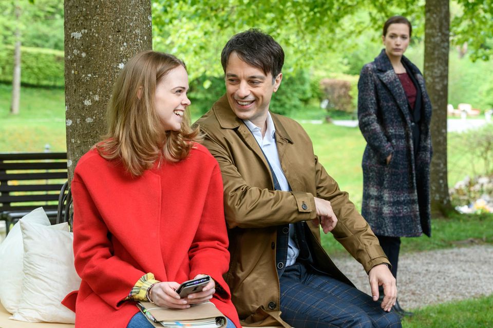 Sturm der Liebe: "Sturm der Liebe": Lucy (Jennifer Siemann) und Robert (Lorenzo Patané) werden von einer eifersüchtigen Eva (Uta Kargel) beobachtet "Sturm der Liebe": Lucy (Jennifer Siemann), Robert (Lorenzo Patané) und Eva (Uta Kargel)