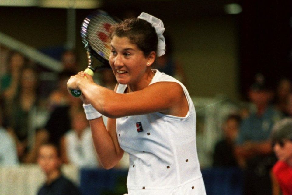 In den 90er-Jahren ist Monica Seles bekannt für ihre druckvollen Schläge. Sowohl Rück- als auch Vorhand spielt sie beidhändig und ohne umzugreifen - eine Besonderheit im Tennis.