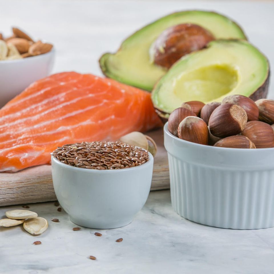 Omega 3, Omega-3-Lebensmittel, Omega-3-Wirkung, Lachs, Walnüsse, Haselnüsse, Avocado, Öl, Chia-Samen