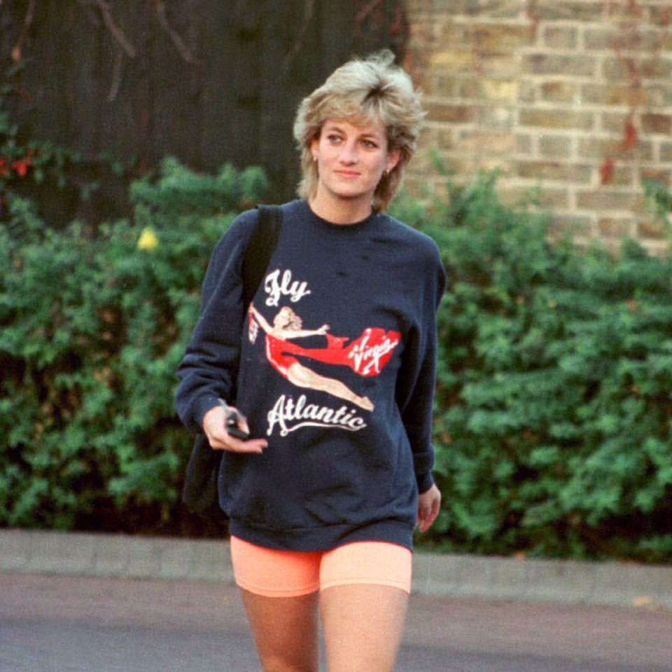 Prinzessin trägt den "Virgin"-Pullover 1995 auf dem Weg zum Sport