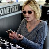 Der Hollywoodstar kann sich einfach nicht entscheiden: In Beverly Hills wird Sharon Stone beim Kaufen von über 20 Sonnenbrillen gesichtet.