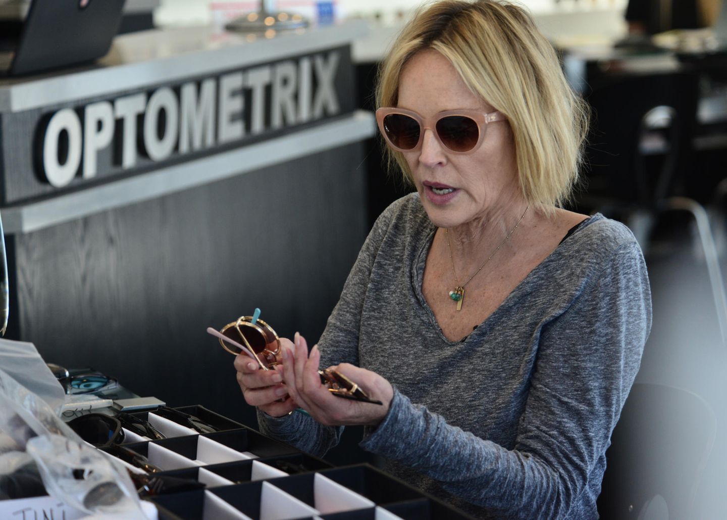 Der Hollywoodstar kann sich einfach nicht entscheiden: In Beverly Hills wird Sharon Stone beim Kaufen von über 20 Sonnenbrillen gesichtet.
