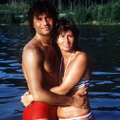 Costa Cordalis (†): 1971 geben sich Costa und Ingrid Cordalis das Ja-Wort. Obwohl Costa Cordalis in seiner Biographie "Der Himmel muss warten" verrät, dass die beiden auch schwere Zeiten hatten und sogar an eine Trennung dachten, hält ihre Liebe fast 50 Jahre lang.
