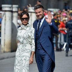 Bei der Hochzeit von Sergio Ramos und Pilar Rubio begeistern David Beckham und Ehefrau Victoria Beckham mit ihrer englischen Eleganz. Schmale Silhouetten und zurückhaltende Farben überlassen das Scheinwerferlicht gekonnt dem Brautpaar.