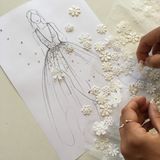Das transparente Oberteil und der Schleier waren mit feinen Blümchen bestickt. Insgesamt sollen 2500 Gänseblümchen-Applikationen und über 1000 Swarovski-Kristallen in aufwendigster Handarbeit angebracht worden sein. 