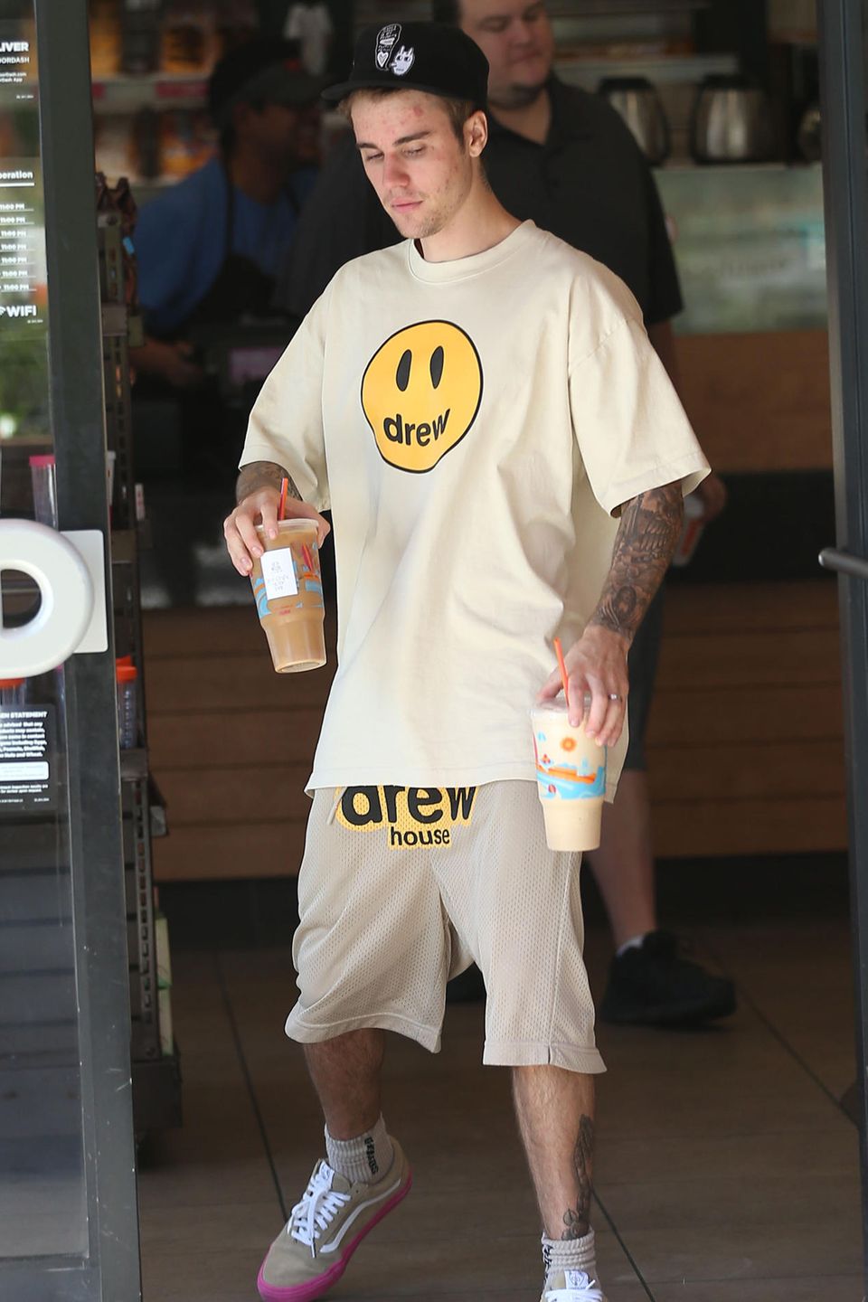 3. Juli 2019   Die strahlend weiße Unterhose gehört zu keinem Geringeren als Justin Bieber. Der für seine tief hängenden Hosen bekannte Sänger wird beim Kaufen von Getränken abgelichtet.