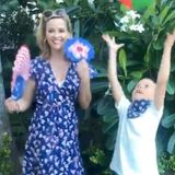 Reese Witherspoon und Sohnemann Deacon drücken ihre Feiertagslaune in einem kleinen Instagram-Video aus.