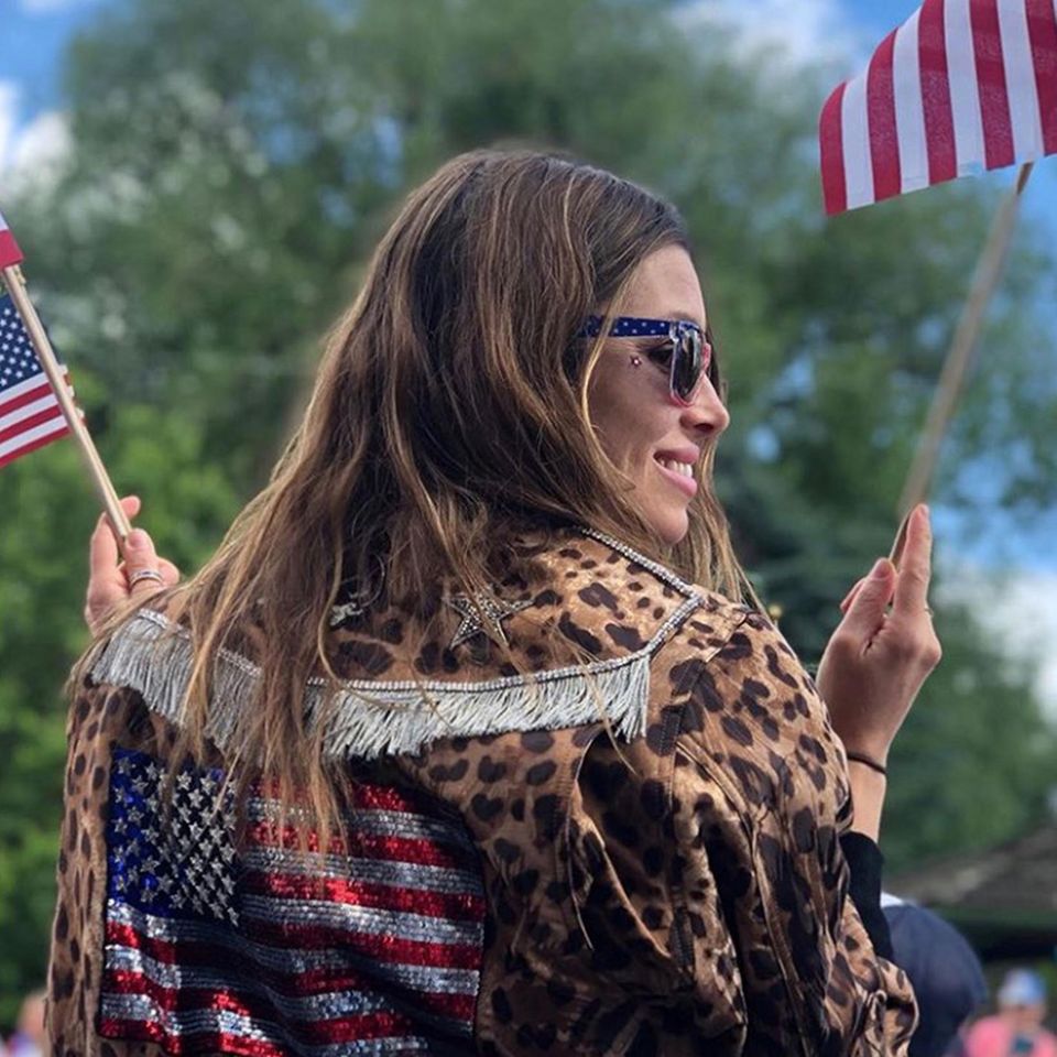 Ja, Jessica hat genug Flaggen, sogar eine glitzernde auf ihrer Leoprint-Jacke.