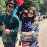 Jessica Biel erfreut ihre Instagram-Fans mit diesem süßen Familienbild von Justin Timberlake und einem ganz müden Silas. Dazu stellt sie die Frage, ob sie wohl genug Flaggen dabei haben.
