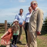 4. Juli 2019  Der Knicks dieser kleinen Dame entlockt Prinz Charles beim Besuch des Waliser Taschenherstellers Hayley Hanson ein herzhaftes Lachen.