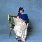 Denn auch Prinzessin Diana trägt die Collingwood-Ohrringe zur Taufe ihres Sohnes Prinz Harry im Jahr 1984.
