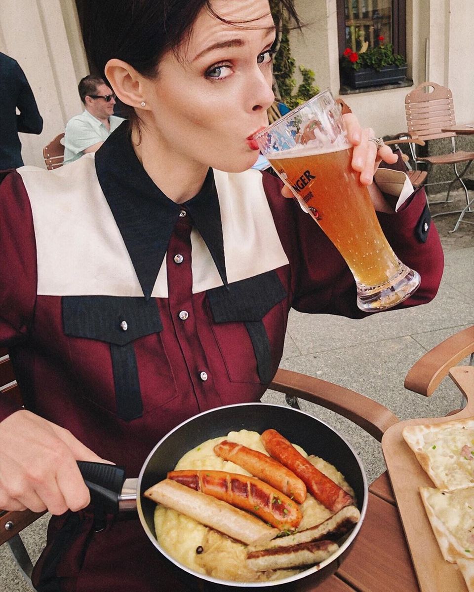 "Nur ein leichter deutscher Snack", postet Coco Rocha scherzend. Zur Zeit der Aufnahme befindet sich das kanadische Model in Berlin. "Nur ein leichter deutscher Snack", postet Coco Rocha scherzend. Zur Zeit der Aufnahme befindet sich das kanadische Model in Berlin.