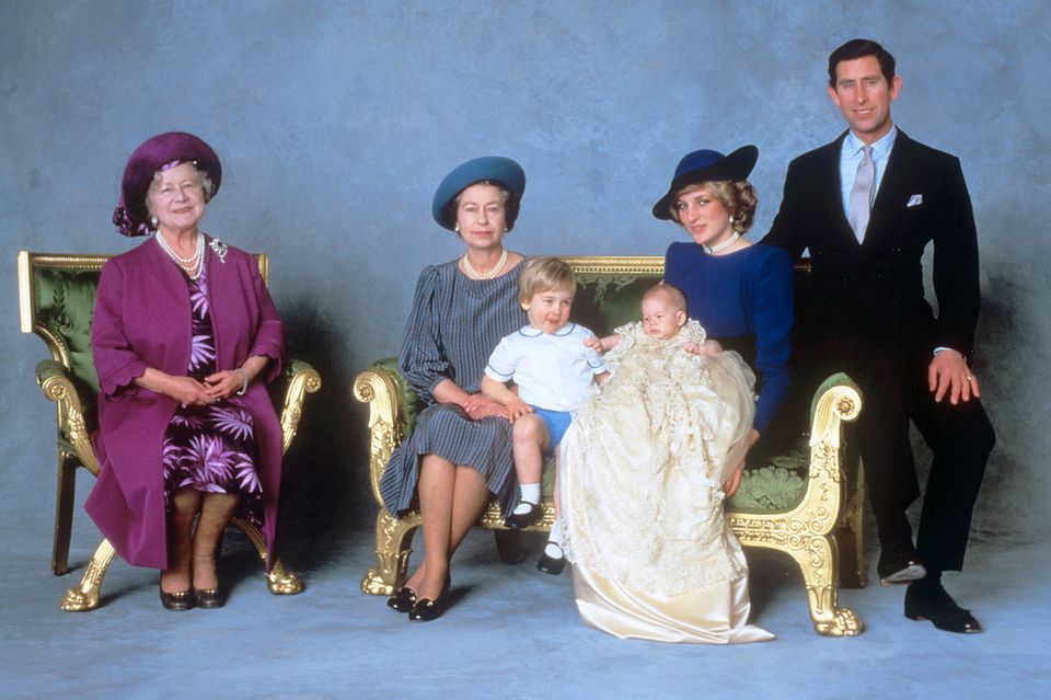 Queen Mum, Queen Elizabeth, Prinz William, Prinz Harry, Prinzessin Diana, Prinz Charles Queen Mum, Queen Elizabeth, Prinz William, Prinz Harry, Prinzessin Diana, Prinz Charles