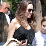 Es ist Angelinas schwarze Designer-Handtasche, die sie elegant um ihr rechtes Handgelenk geschwungen hat, als Paparazzi sie und ihre Kids in Los Angeles ablichten.