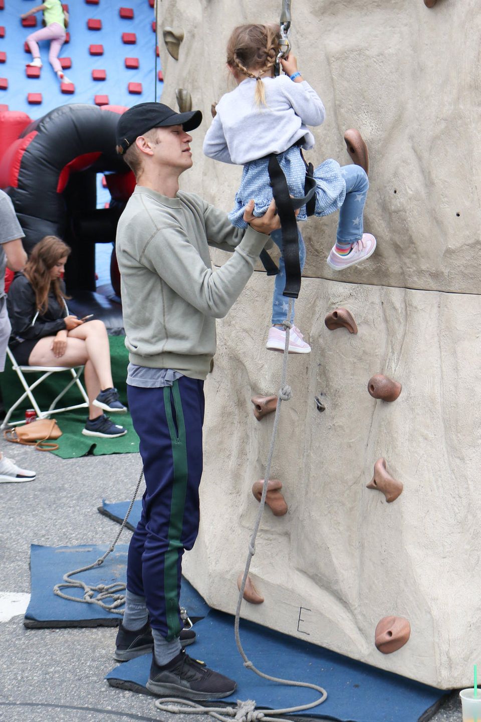 7. Juli 2019  Hoch hinaus: Hayden Christensen ist mit seiner Tochter Briar Rose auf dem Farmers Market und übt mit ihr den Aufstieg an der Kletterwand. 