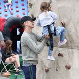 7. Juli 2019  Hoch hinaus: Hayden Christensen ist mit seiner Tochter Briar Rose auf dem Farmers Market und übt mit ihr den Aufstieg an der Kletterwand. 