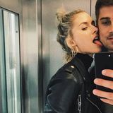 6. Juli 2019  Schmeckt's? Einen Geburtstagskuss der besonderen Art bekommt Lena Gerckes Freund Dustin Schöne von seiner schönen Freundin "aufgedrückt", instagramgerecht festgehalten im Fahrstuhlspiegel-Selfies.