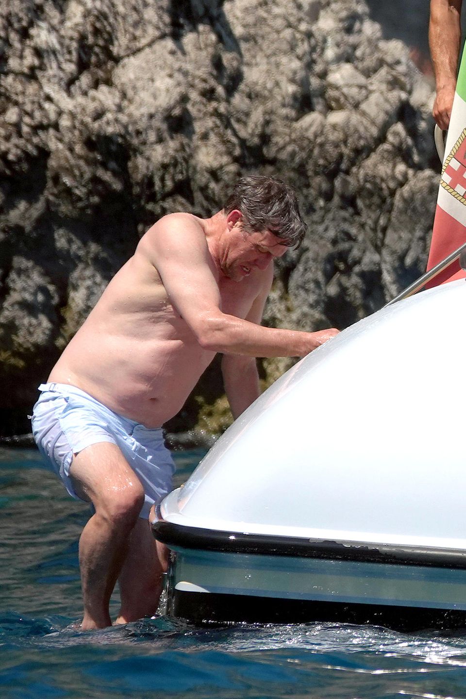 Der Einstieg zurück ins Boot gestaltet sich für Hugh Grant allerdings gar nicht so leicht. 