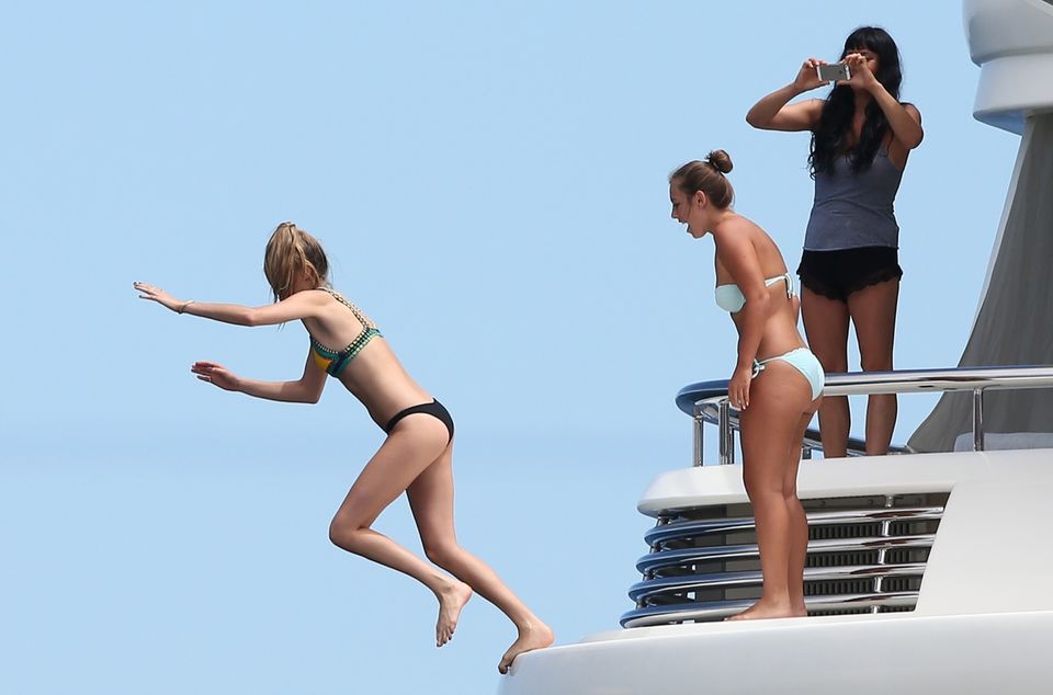 Unter Anfeuerung ihrer Freundinnen nimmt Cara Delevingne auf einer Jacht vor Saint Tropez Anlauf ... Unter Anfeuerung ihrer Freundinnen nimmt Cara Delevingne auf einer Jacht vor Saint Tropez Anlauf ...