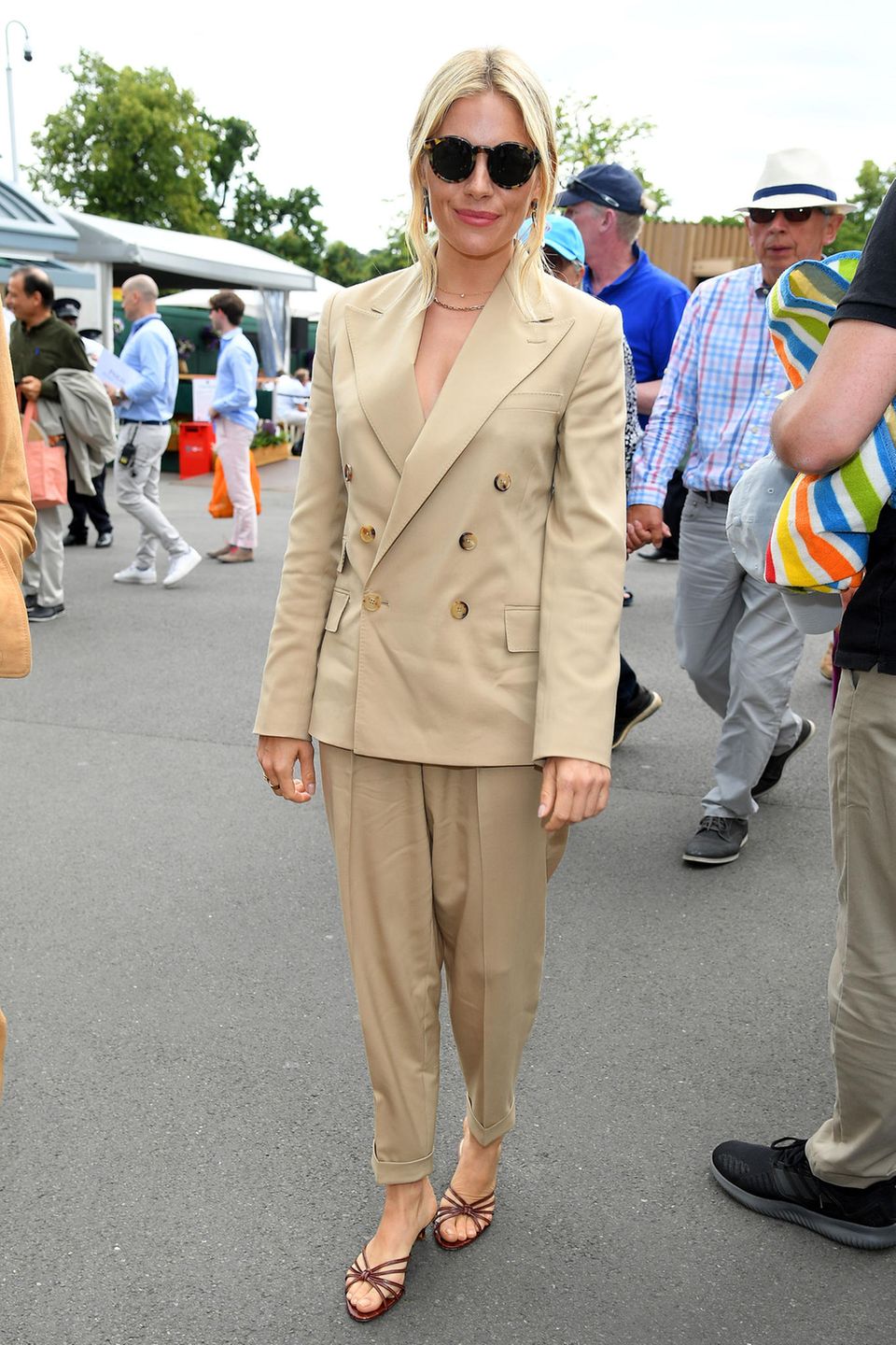 Sienna Miller gibt sich bei ihrem Besuch in Wimbledon ganz seriös.