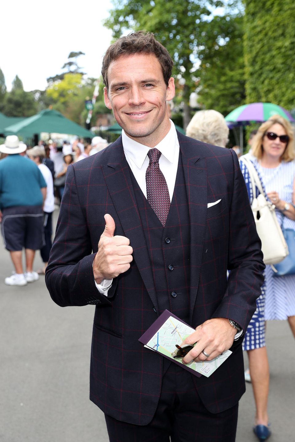 Tennis-Fan Sam Claflin gewinnt auf jeden Fall den "Best Dressed"-Wettbewerb der Herren. Tennis-Fan Sam Claflin gewinnt auf jeden Fall den "Best Dressed"-Wettbewerb der Herren.