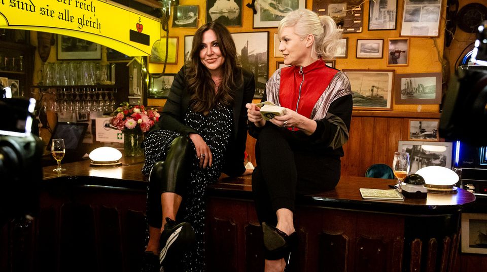 Rammsteins Till Lindemann + Sophia Thomalla: Simone Thomalla (l.) und Ina Müller (r.) im Schellfischposten bei "Inas Nacht" (Ausstrahlung: Samstag, 6. Juli, 23:55 Uhr) Simone Thomalla (l.) und Ina Müller (r.) im Schellfischposten bei "Inas Nacht"