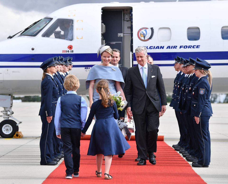 9. Juli 2019 Königin Mathilde und König Philippe werden bei ihrer Landung am Flughafen Erfurt-Weimar im Rahmen ihres Thüringen Besuchs in Empfang genommen. 9. Juli 2019 Königin Mathilde und König Philippe werden bei ihrer Landung am Flughafen Erfurt-Weimar im Rahmen ihres Thüringen Besuchs in Empfang genommen.