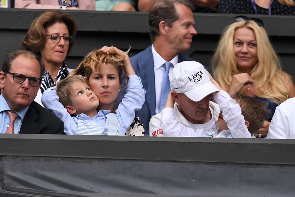 8. Juli 2019  So ein Tennismatch kann sich allerdings aus Sicht eines Kindes ganz schön in die Länge ziehen. Zum Glück hat Mama Mirka lange Haare, die während des Achtelfinales zum Spielen einladen.    