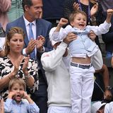 8. Juli 2019  Im Achtelfinale von Wimbledon bekommt Roger Federer ganz besonders süße Unterstützung: Seine Zwillinge Leo und Lennart, beide fünf, jubeln ihrem Vater von der Tribüne aus zu. Mit dabei ist auch Mirka Federer, 41, die Ehefrau der beliebten Tennislegende. 