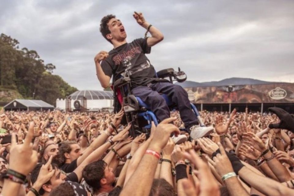 Beim Resurrection Fest trugen Metal-Fans einen Rollstuhlfahrer auf Händen