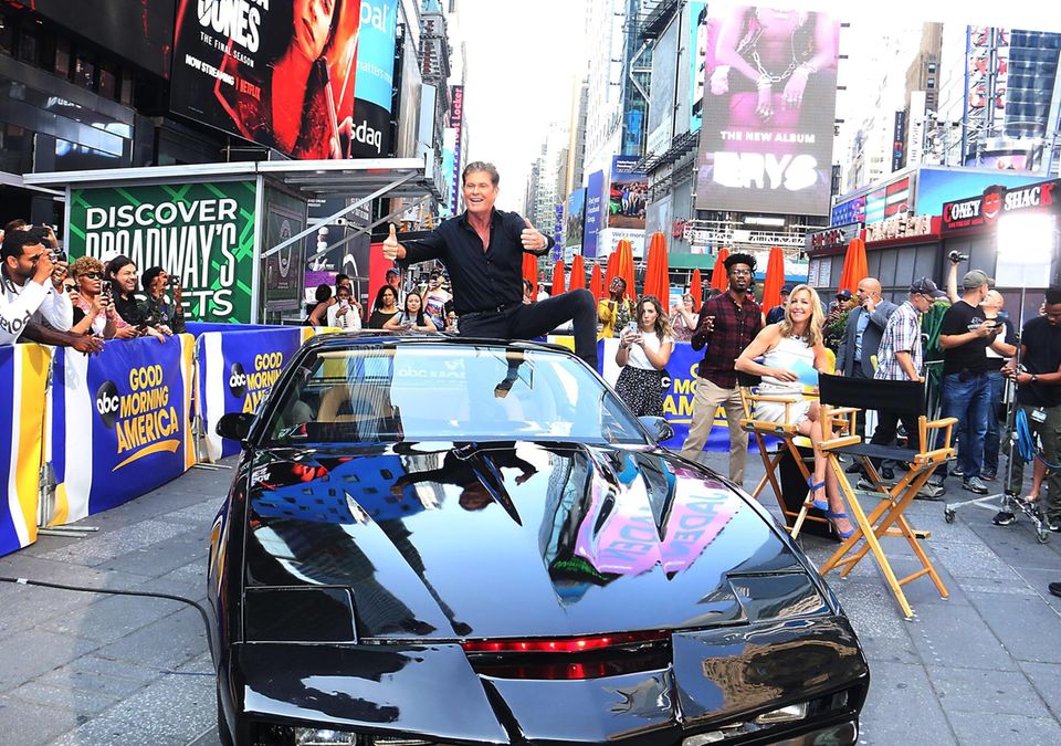 9. Juli 2019 David Hasselhoff fährt mit K.I.T.T. bei "Good Morning America" vor und lässt sich von den Fans feiern. 9. Juli 2019 David Hasselhoff fährt mit K.I.T.T. bei "Good Morning America" vor und lässt sich von den Fans feiern.