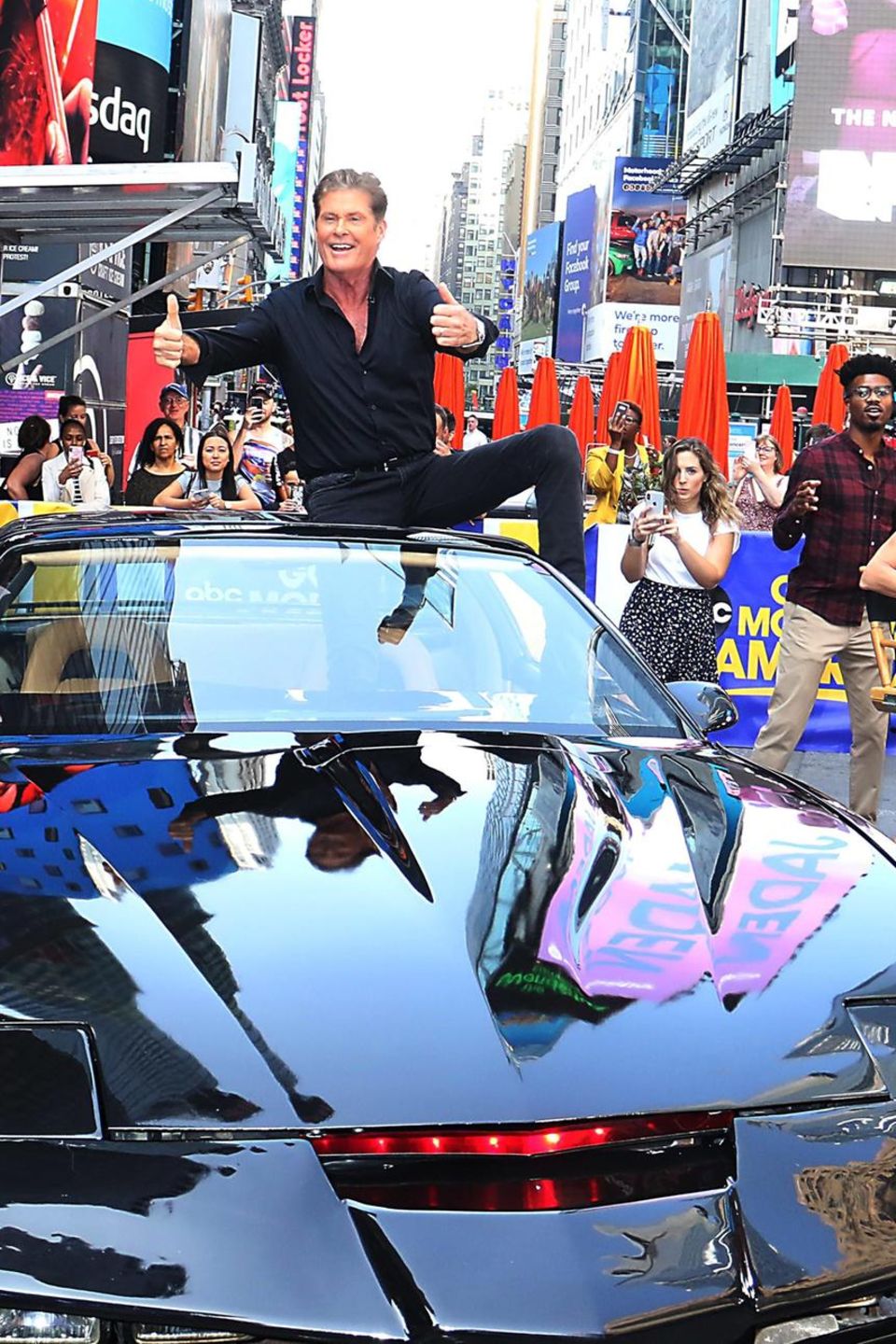 9. Juli 2019  David Hasselhoff fährt mit K.I.T.T.  bei "Good Morning America" vor und lässt sich von den Fans feiern. 