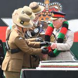9. Juli 2019  Prinz Charles bekommt bei seinem Besuch des 1st Battalion "The Royal Gurkha Rifles" ein traditionelles Khukuri-Messer überreicht, um damit die Torte zur Feier anlässlich des 25. Gründungsjubiläum anzuschneiden. 