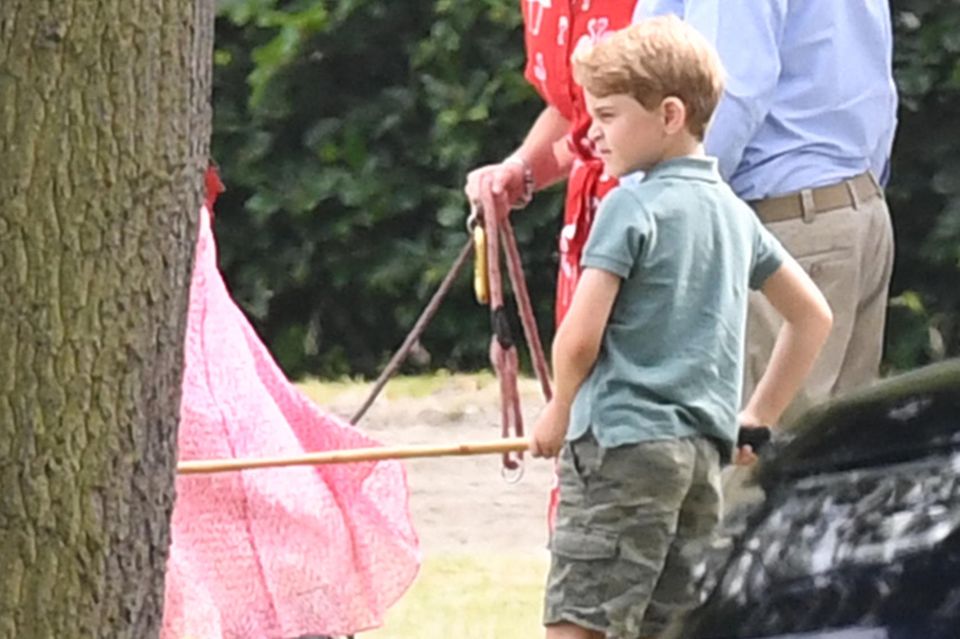 Herzogin Meghan + Herzogin Catherine : Prinz George lässt es sich nicht nehmen, seinen Vater beim Polo anzufeuern. Mit seinem T-Shirt und der Cargohose ist er für das Sportevent bestens gekleidet. Prinz George lässt es sich nicht nehmen, seinen Vater beim Polo anzufeuern. Mit seinem T-Shirt und der Cargohose ist er für das Sportevent bestens gekleidet.