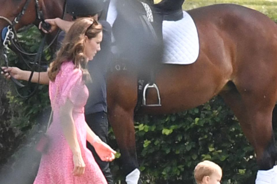 Herzogin Meghan: Ganz schön flott unterwegs! Louis weiß ganz genau, wo er hinwill. Mama Kate lässt ihren Jüngsten bei seiner Erkundungstour nicht aus den Augen. Ganz schön flott unterwegs! Louis weiß ganz genau, wo er hinwill. Mama Kate lässt ihren Jüngsten bei seiner Erkundungstour nicht aus den Augen.