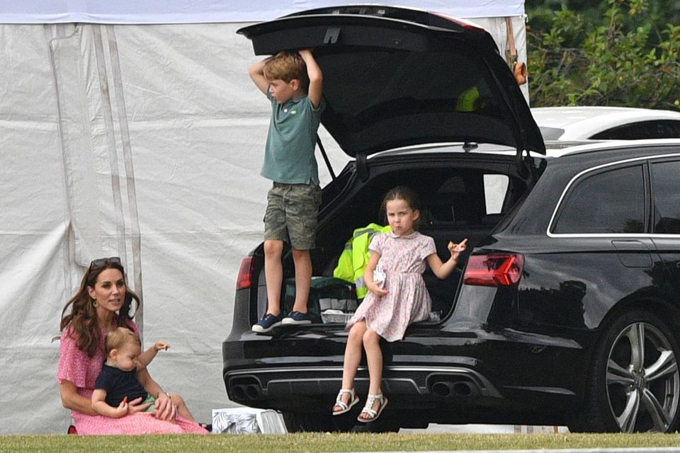 Herzogin Meghan + Herzogin Catherine : Herzogin Catherine mit Prinz Louis, Prinz George und Prinzessin Charlotte Herzogin Catherine mit Prinz Louis, Prinz George und Prinzessin Charlotte