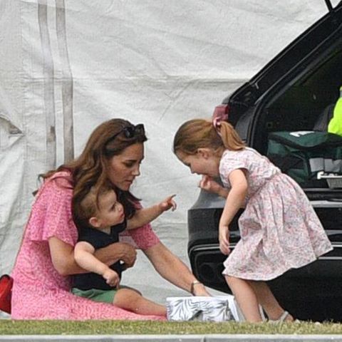 Herzogin Catherine mit ihren Kindern Louis, Charlotte und George