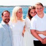 10. Juli 2019  In luftiger Sommerkleidung posieren Prinz Haakon, Prinzessin Mette-Marit, Prinzessin Ingrid Alexandra und Prinz Sverre Magnus für den Fotografen. 